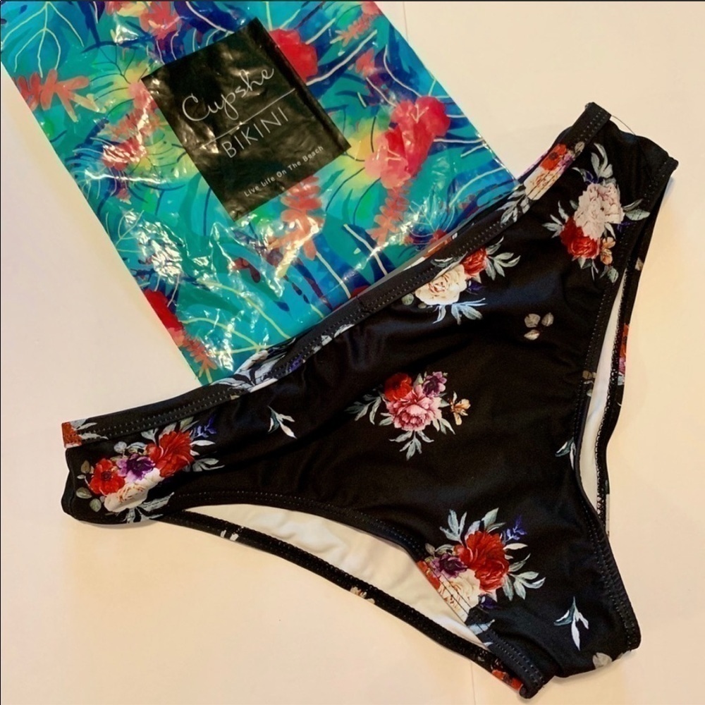 Bundle Marilyn Monroe Bikini Top and Cupshe Bottom - Picture 2 of 8